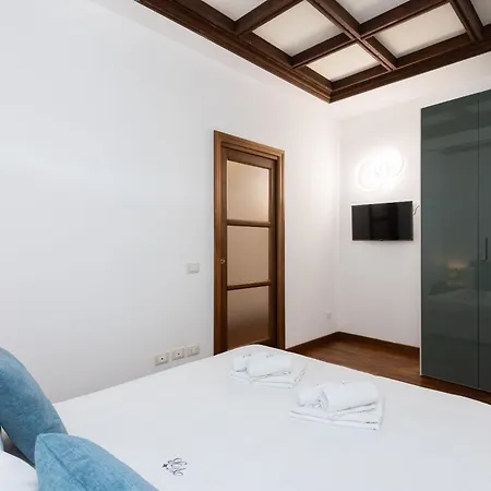Vicolo Trevi By In Apartment