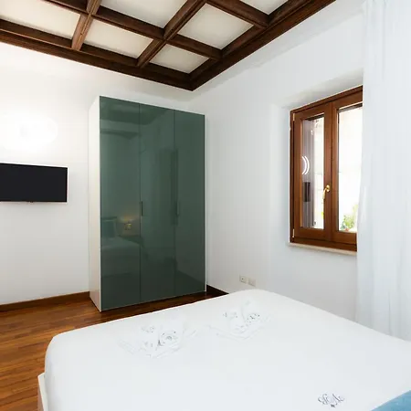 Apartment Vicolo Trevi By In *