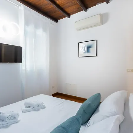 Vicolo Trevi By In Appartement