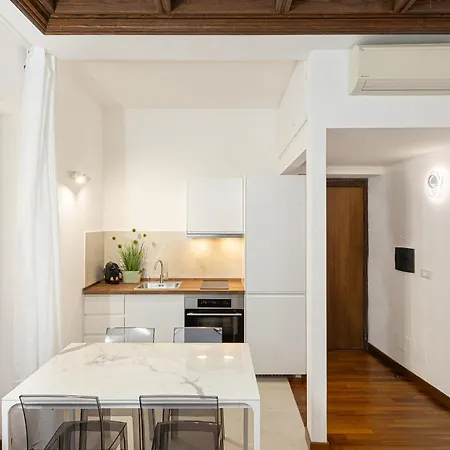 Vicolo Trevi By In Appartement *