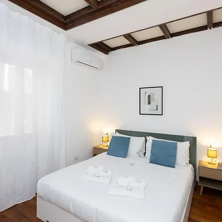 Vicolo Trevi By In Appartement Rome